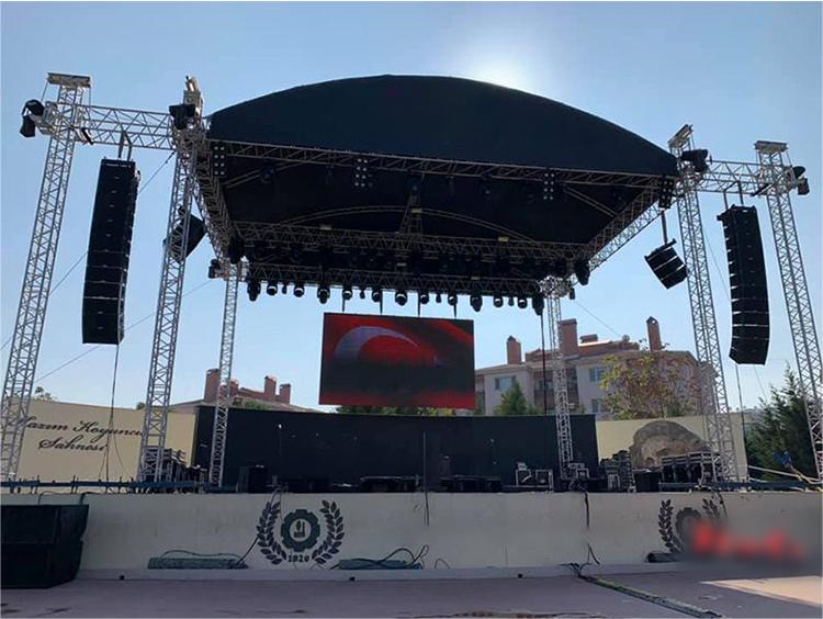 curve roof stage with line array